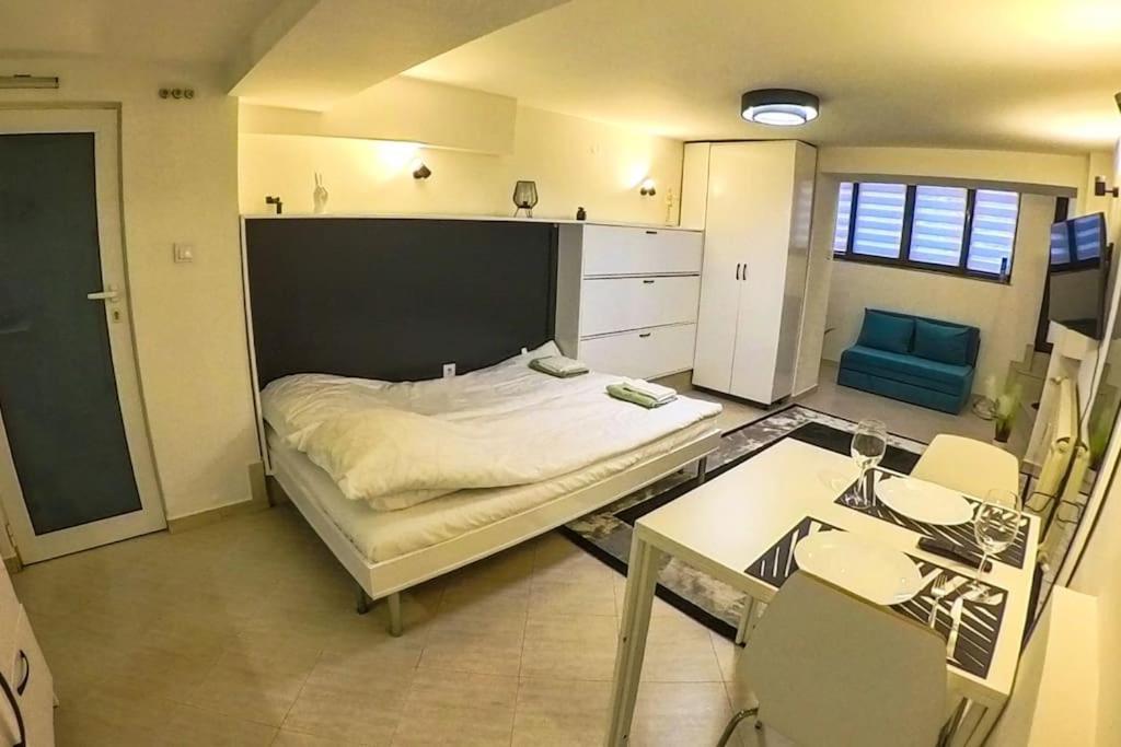Studio With Courtyard Just Steps Away Vitosha Str Sofia Eksteriør billede